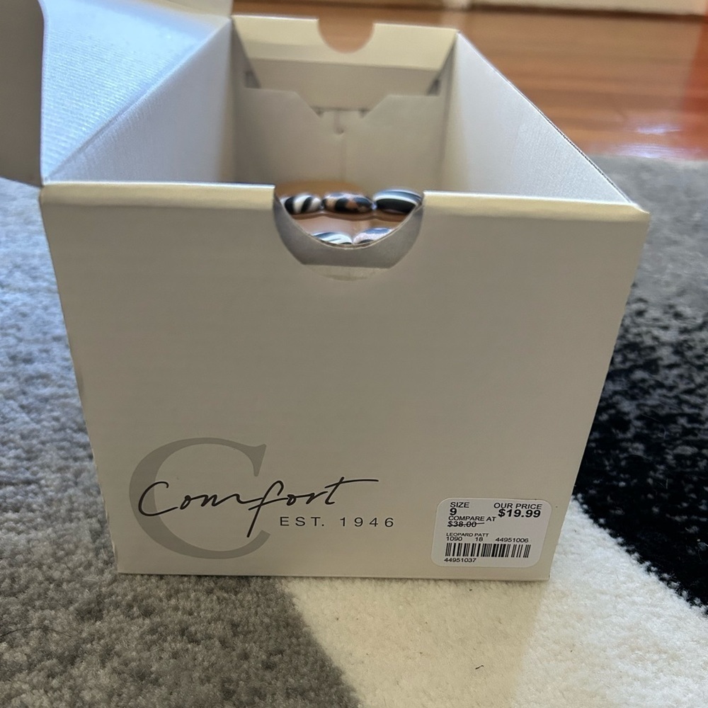 NIB Cato Slip on Sandels - Picture 2 of 6